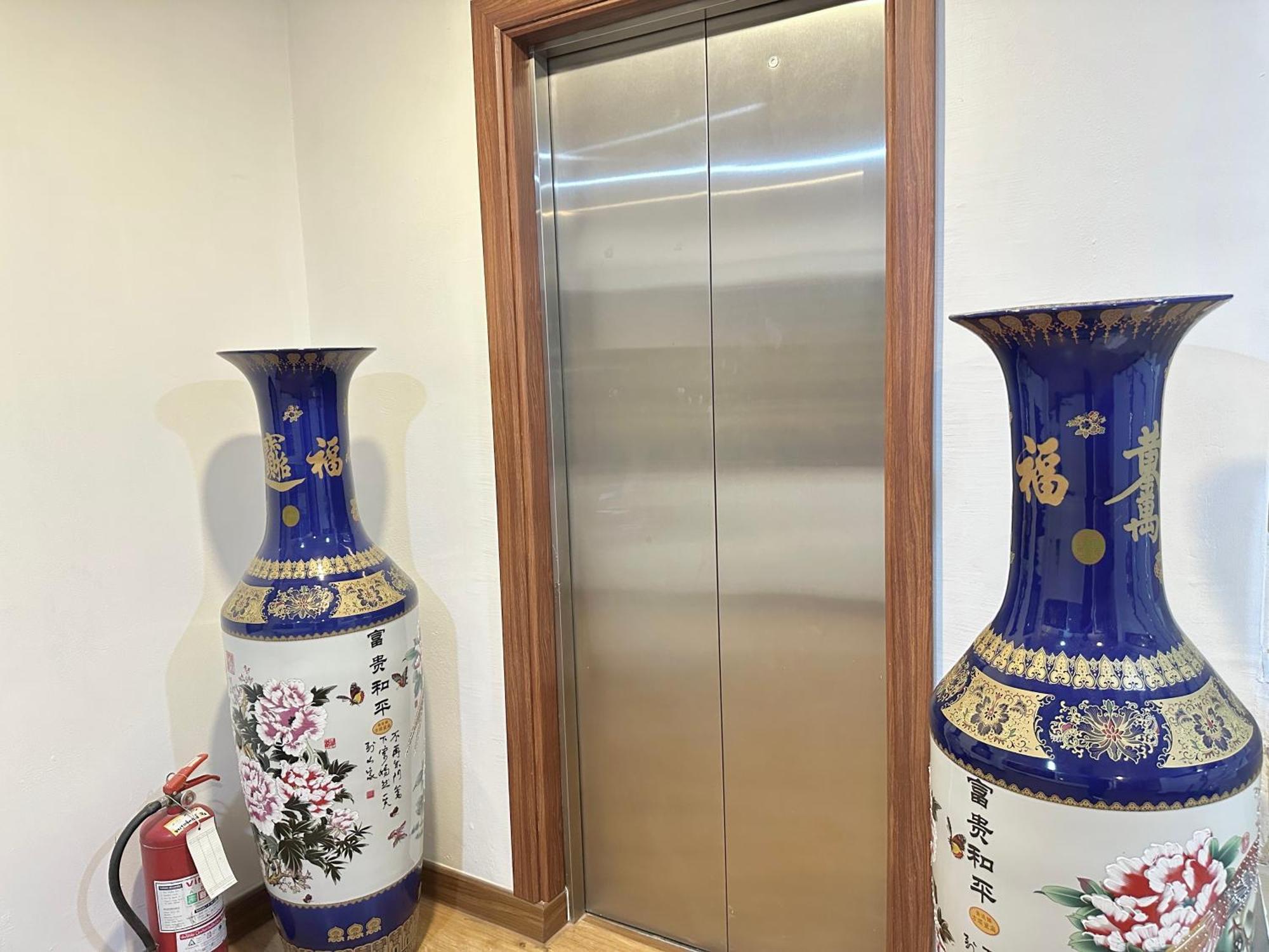 Longzhu Guesthouse Бангкок Экстерьер фото