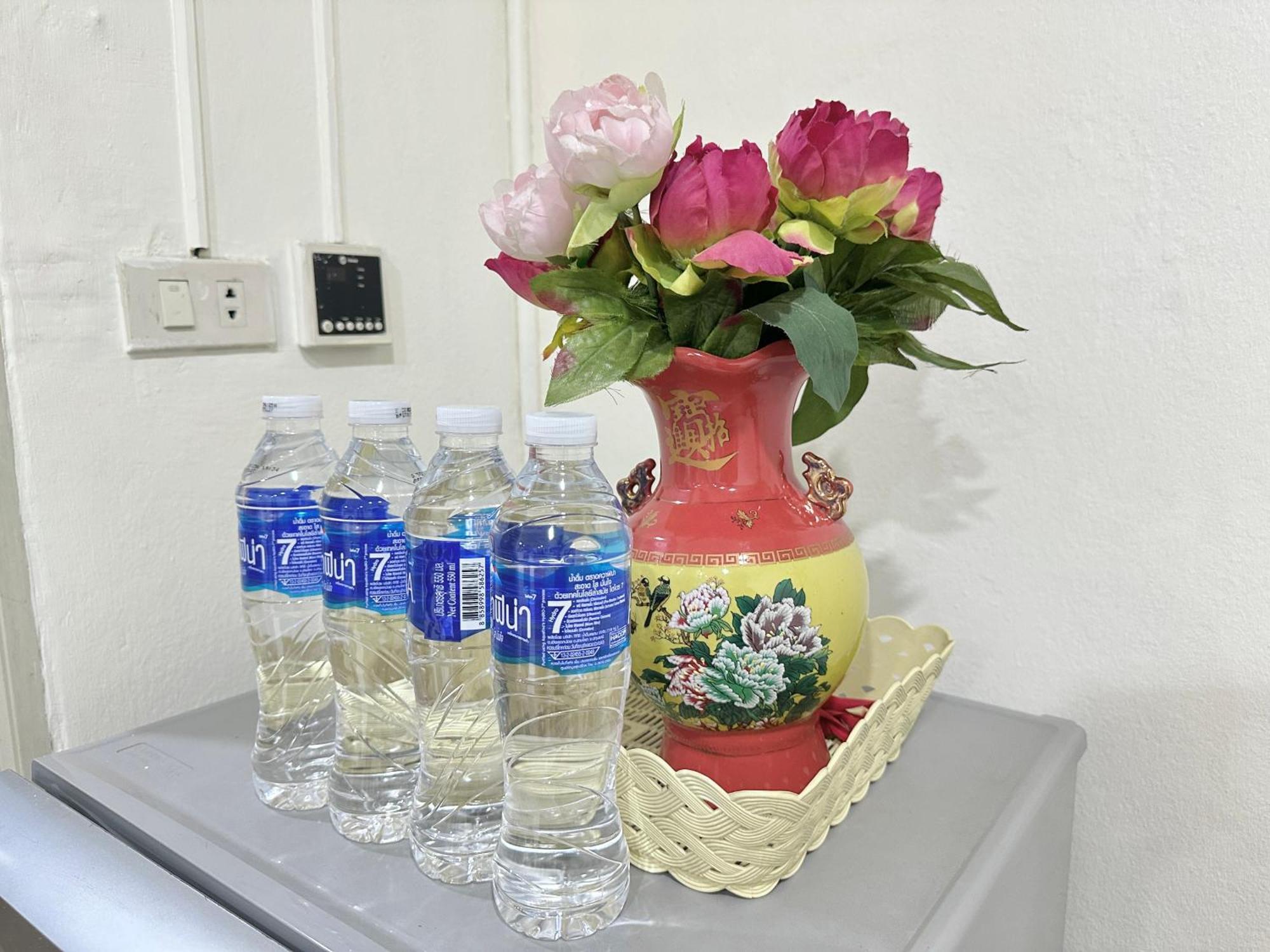 Longzhu Guesthouse Бангкок Экстерьер фото