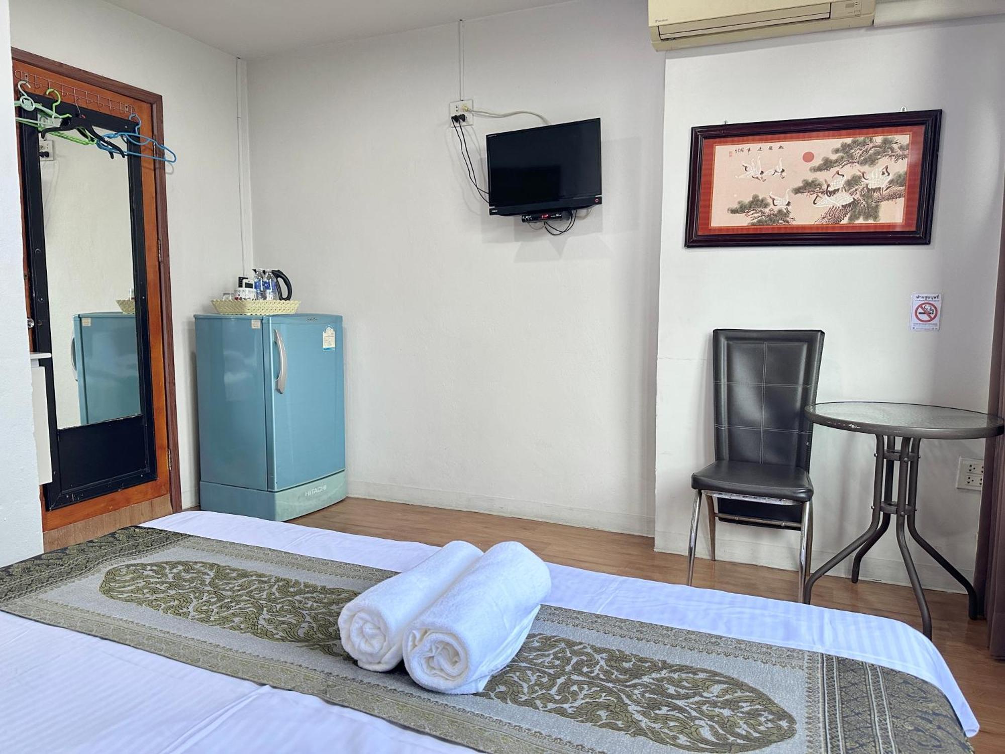 Longzhu Guesthouse Бангкок Экстерьер фото