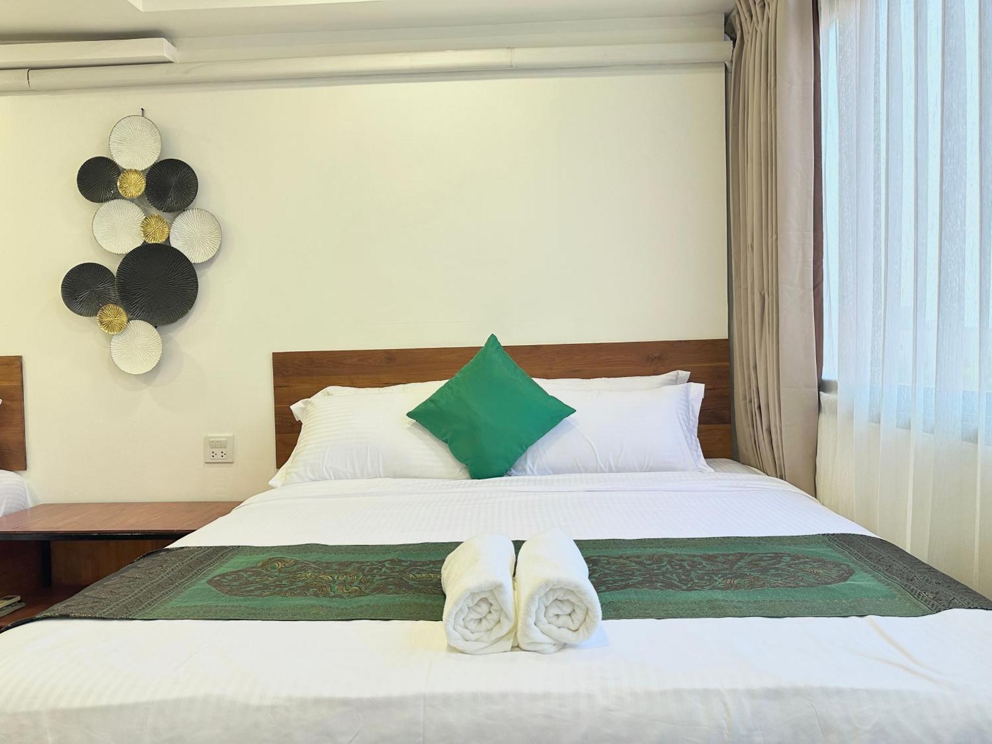 Longzhu Guesthouse Бангкок Экстерьер фото