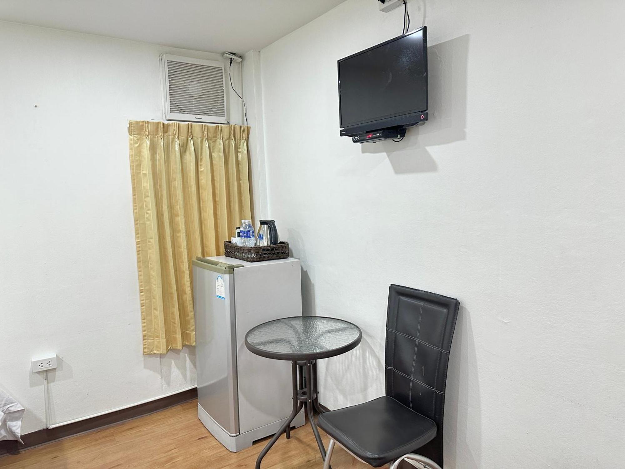 Longzhu Guesthouse Бангкок Экстерьер фото
