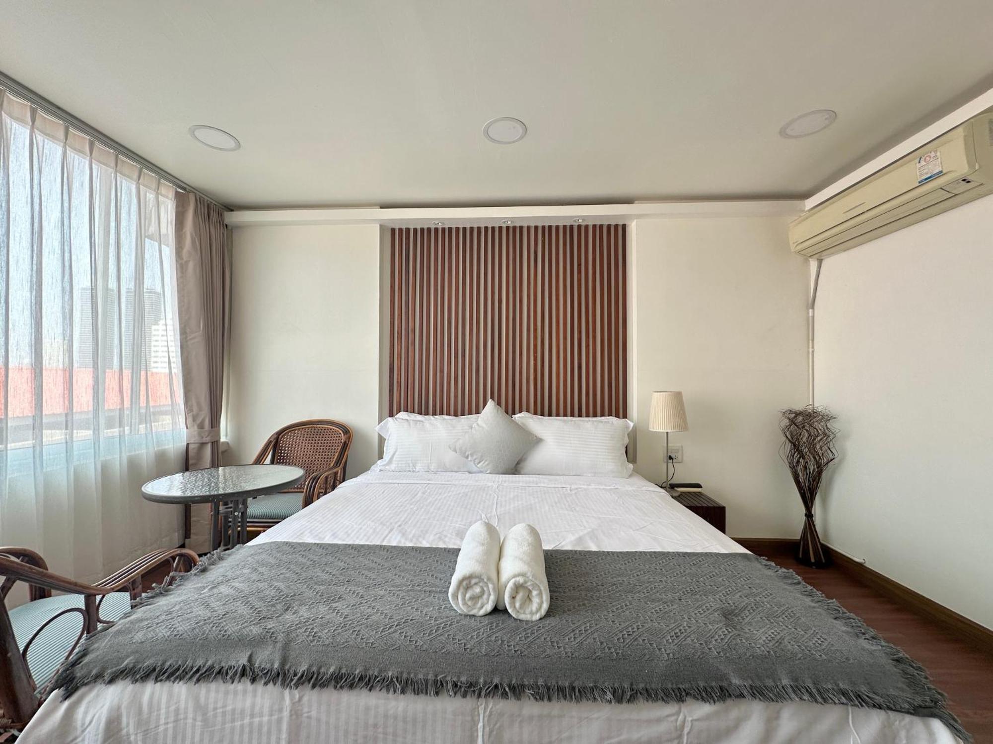 Longzhu Guesthouse Бангкок Экстерьер фото