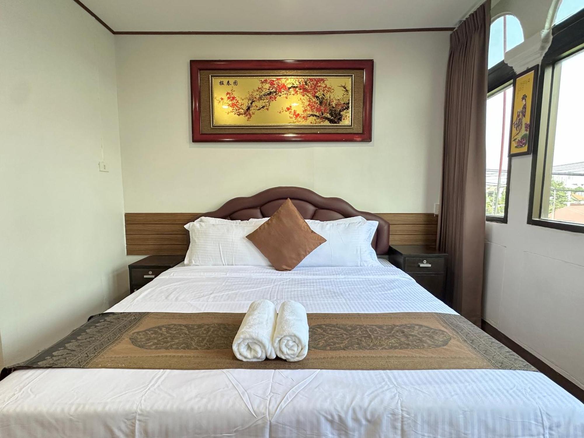 Longzhu Guesthouse Бангкок Экстерьер фото