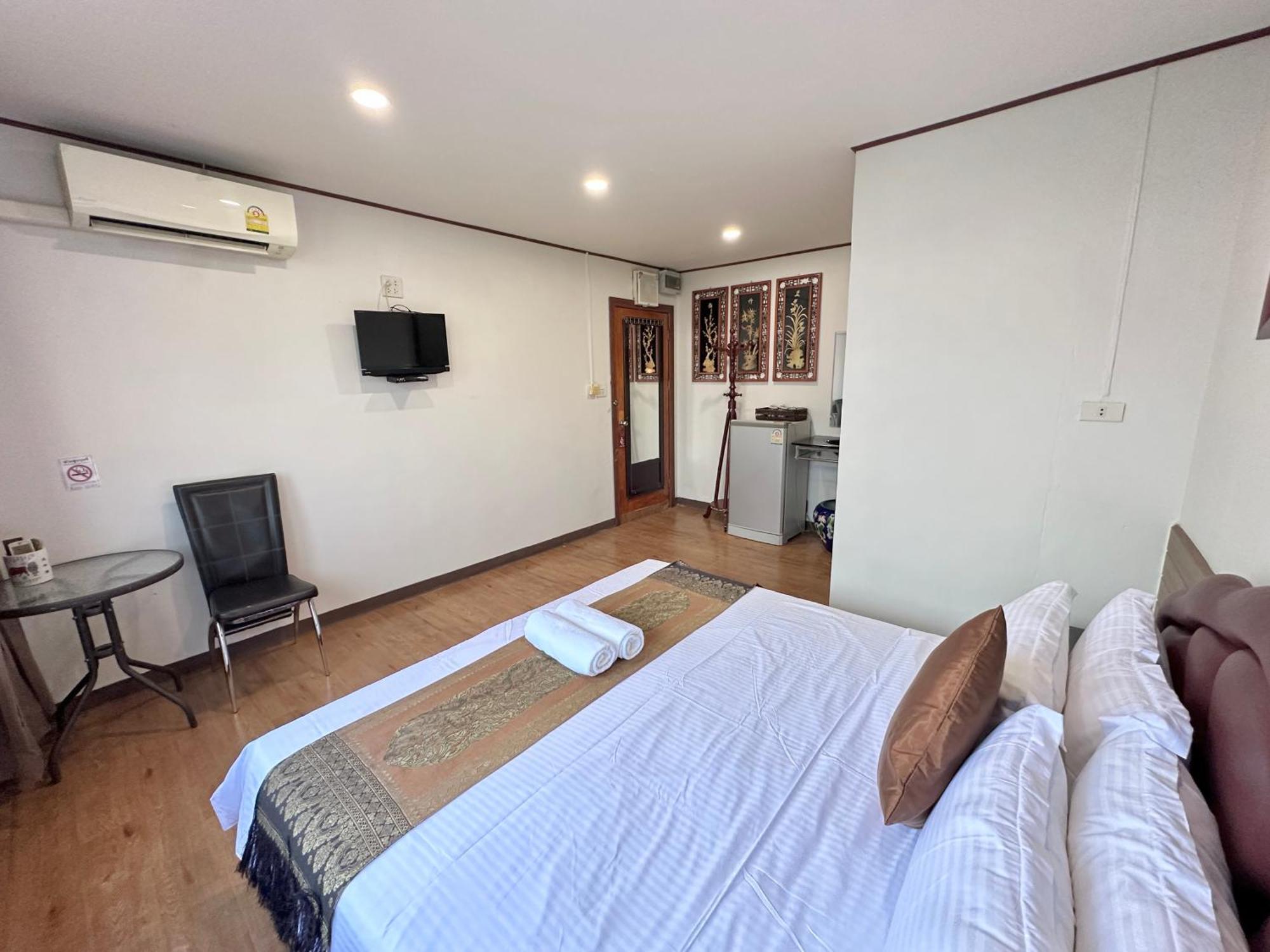 Longzhu Guesthouse Бангкок Экстерьер фото